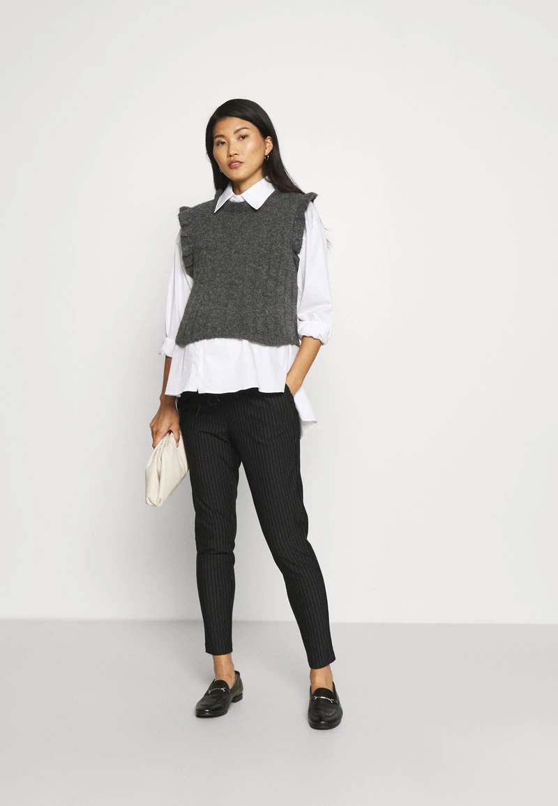 ONLY MATERNITY OLMPOPTRASH CLASSIC PINSTRIPE FRILL - Stoffhose - Black - Damen – Bild 2