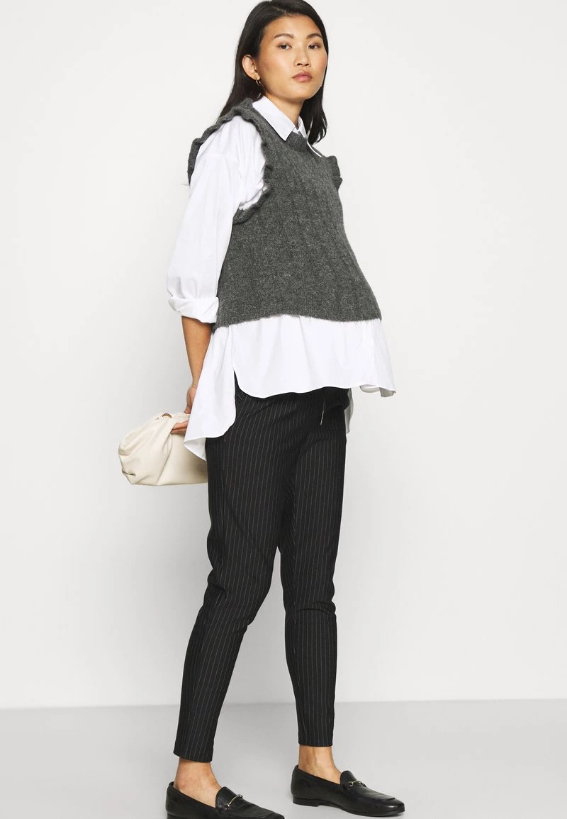 ONLY MATERNITY OLMPOPTRASH CLASSIC PINSTRIPE FRILL - Stoffhose - Black - Damen – Bild 4